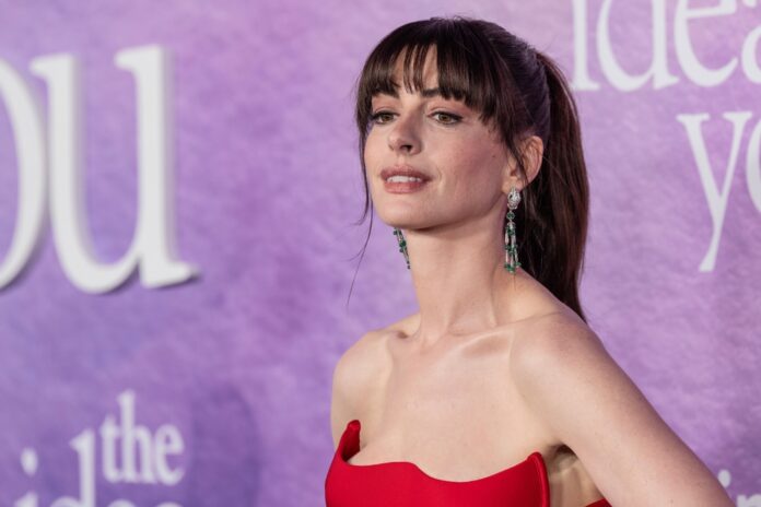 Lip Tok l'astuce beauté d'Anne Hathaway pour repulper les lèvres