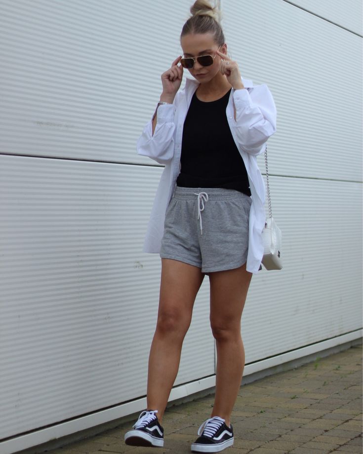 short de sport avec chemise blanche